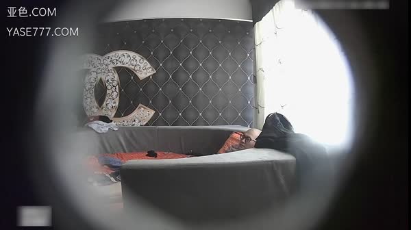 特色酒店偷拍喜欢主动的气质短发美少妇和眼镜男开房偷情每次男的要操她时美女都女上位坐在上面干他,国语!